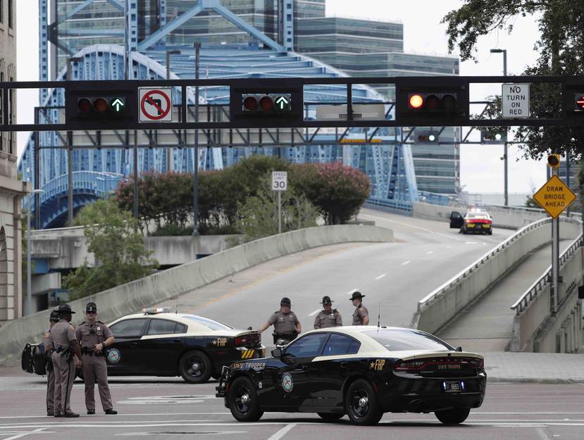 Oficiales de la policía de Jacksonville cerraron el paso hacia el centro comercial al ocurrir el incidente. (AP / John Raoux)