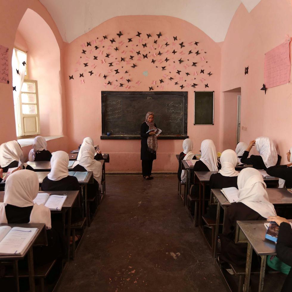 Niñas afganas atienden en una clase en Herat (Afganistán) en una foto de archivo. EFE/JALIL REZAYEE
