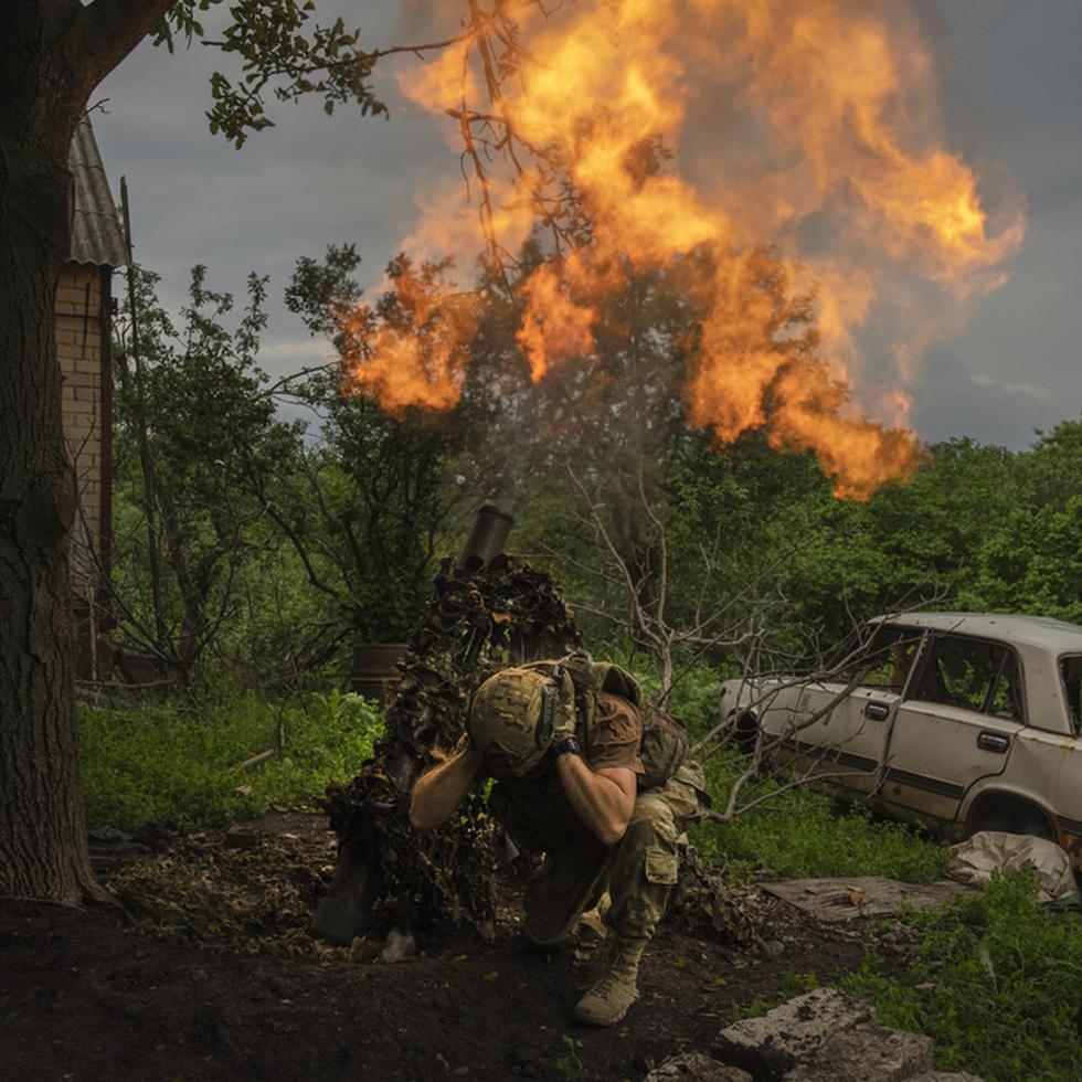 Un soldado ucraniano dispara un mortero contra posiciones rusas en la línea del frente cerca de Bajmut, región de Donetsk, Ucrania, el domingo 28 de mayo de 2023. (Foto AP/Efrem Lukatsky)