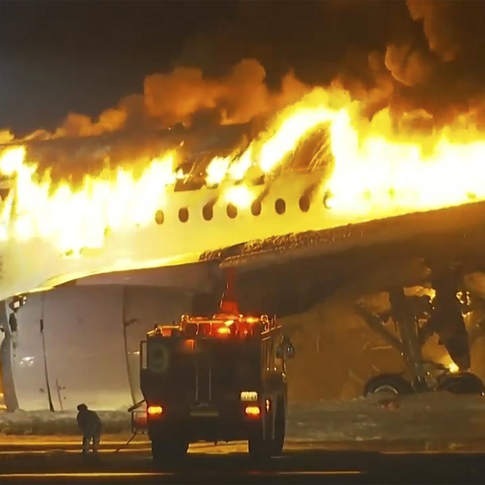 Los más de 300 pasajeros del vuelo JAL-516 de Japan Airlines lograron salir del avión en llamas.