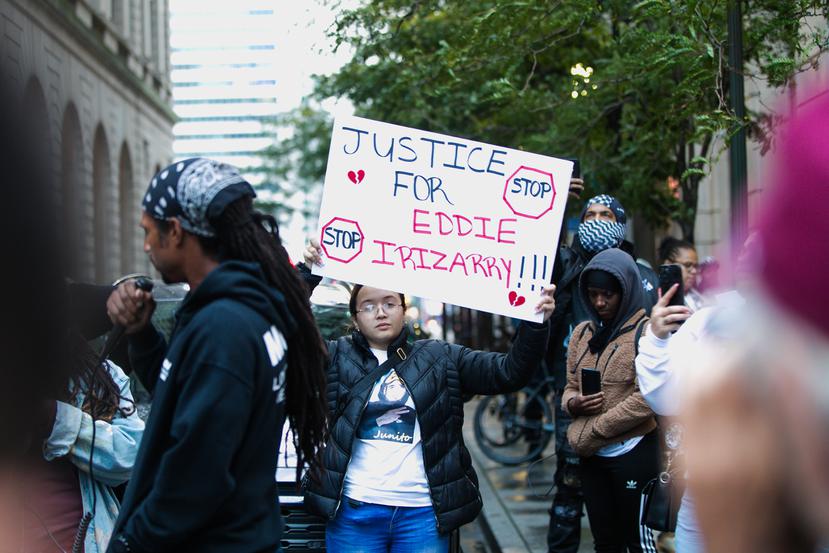 Una protesta se llevó a cabo luego de que se conociera que una juez desestimó todos los cargos contra el policía Mark Dial, en Filadelfia, por la muerte del joven puertorriqueño Eddie Irizarry.