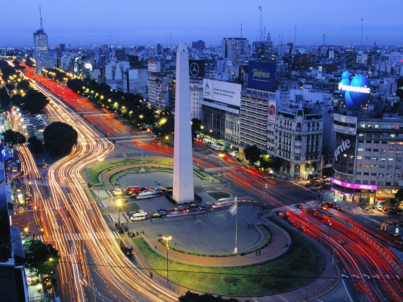 La famosa Avenida 9 de Julio, en Buenos Aires, que cuenta con 16 carriles en algunos puntos. (Shutterstock)