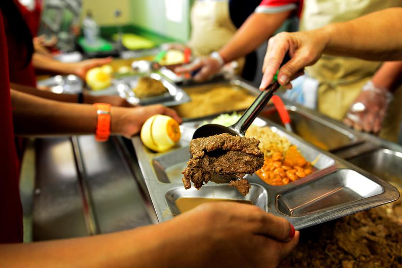 Algunos comedores escolares continúan operando en el verano para proveer alimentos a escuelas, campamentos o comunidades, entre otros. (Archivo / GFR Media)
