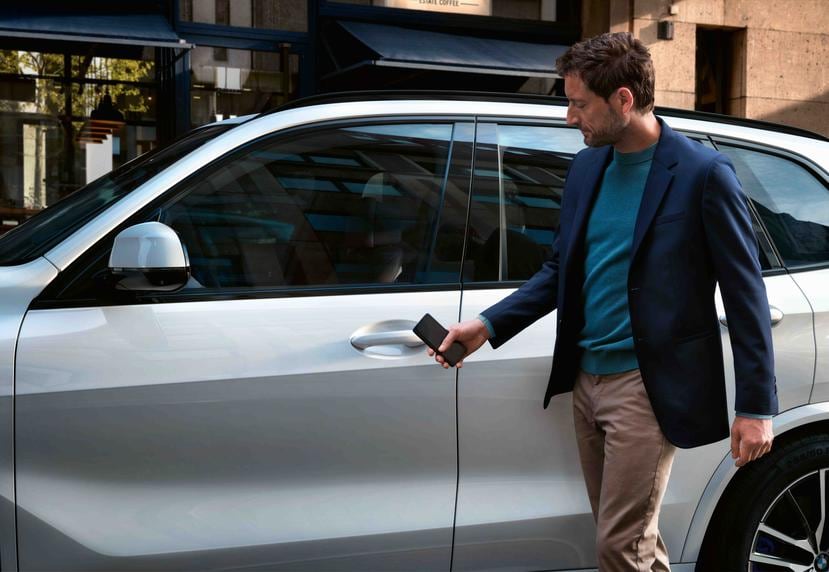 En un futuro cercano, en la versión 3.0 de la tecnología de llave digital de BMW Group, el conductor no tendrá que acercar el teléfono a la manija del auto para abrir el seguro. (Suministrada)