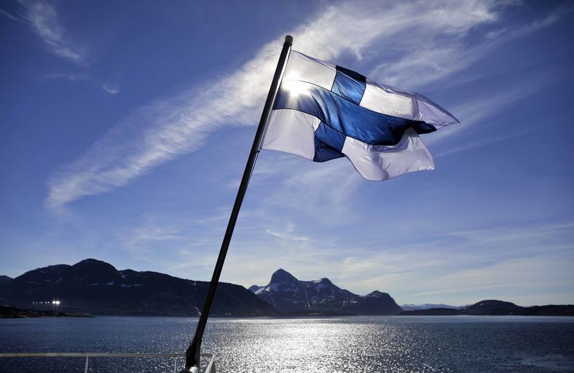 Una bandera de Finlandia ondea a bordo del rompehielos finlandés MSV Nordica a su llegada a Nuuk, Groenlandia. (AP)