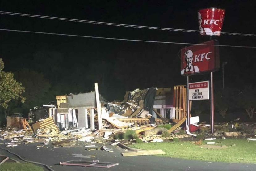 Esta foto proporcionada por la policía de Eden muestra los daños que una explosión causó en un restaurante KFC el jueves en Eden, Carolina del Norte. (Subjefe Clint Simpson/Departmento de Policía de Eden vía AP)