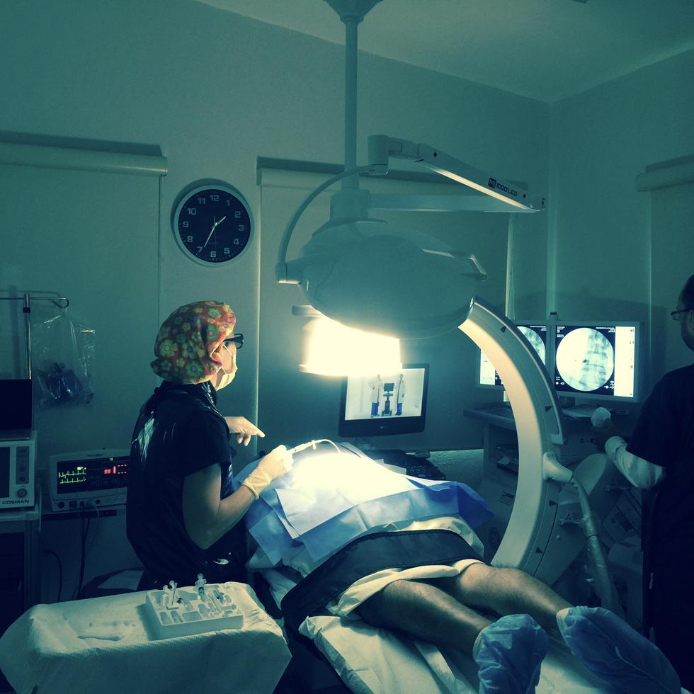 La doctora Linka Matos durante un procedimiento para inyectar células madre en el área de la columna.