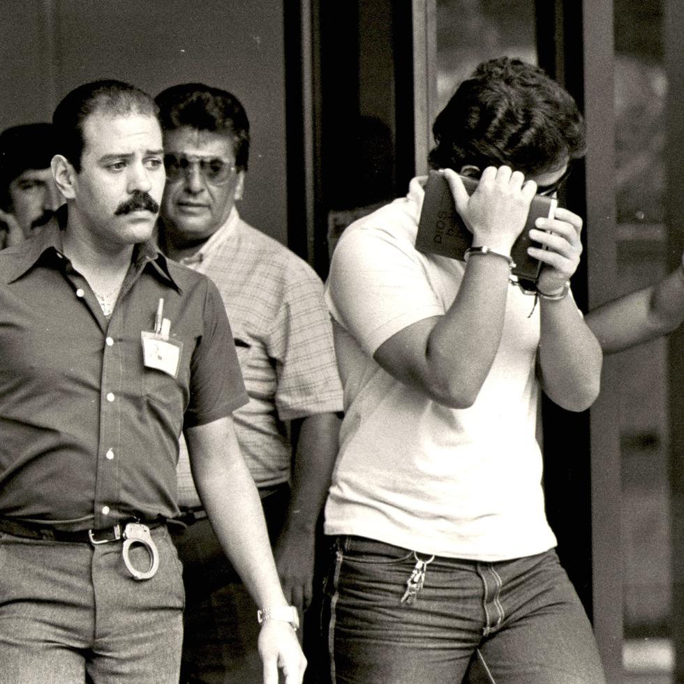 Ángel Colón Maldonado, aquí tapándose el rostro con una Biblia mientras es escoltado por policías, es considerado el único asesino en serie que ha sido convicto en Puerto Rico.