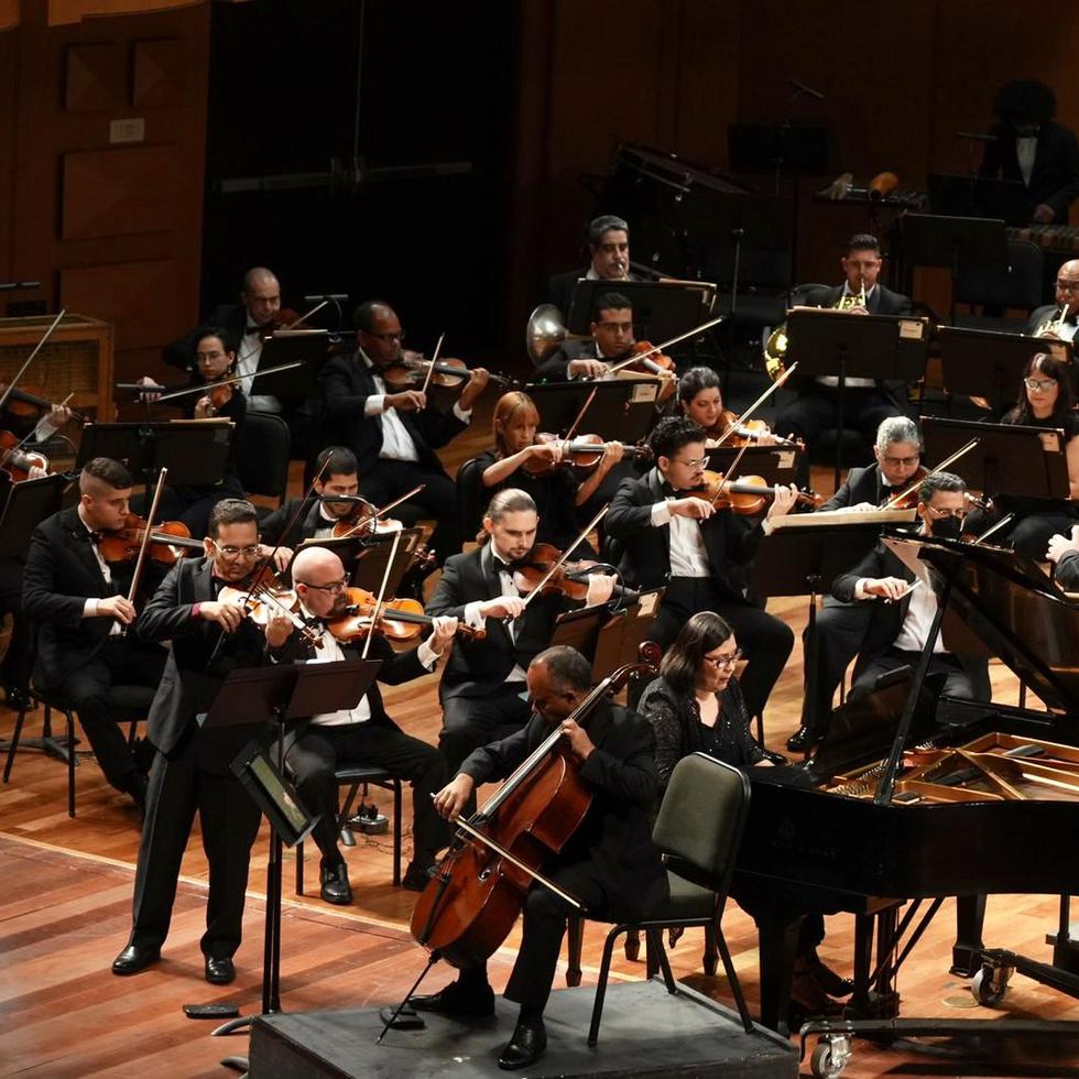 La Orquesta Sinfónica de Puerto Rico, dirigida por el maestro Maximiano Valdés y el Trío Sanromá, durante el concierto.