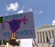 Activistas a favor del derecho de las mujeres a decidir sobre su cuerpo se manifiestan frente al Tribunal Supremo de Estados Unidos.