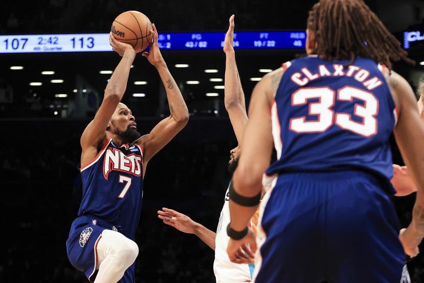 Kevin Durant, de los Nets, intenta un canasto en el partido del domingo ante los Spurs de San Antonio.
