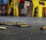 Varios casquillos de bala en una escena de un crimen.