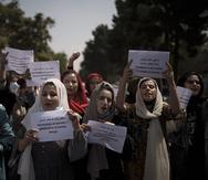 Mujeres marchan para reclamar sus derechos bajo el gobierno talibán, en una protesta cerca del antiguo Ministerio de Asuntos de Mujeres en Kabul.