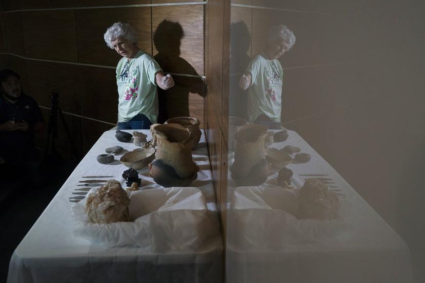 La arqueóloga Ángela Rabelo muestra piezas rescatadas después del incendio que afectó al Museo Nacional en Río de Janeiro, el 10 de diciembre del 2018. (AP / Leo Correa)