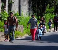 AME636. SAN CRISTÓBAL (VENEZUELA), 12/10/2020.- Un grupo de venezolanos camina por una calle con maletas y bolsos, el 7 de octubre de 2020, en San Cristóbal, estado Táchira (Venezuela). Dejarlo todo sigue siendo la opción de cientos de venezolanos que, agobiados por la pobreza extrema, recorren hasta más de mil kilómetros andando con la esperanza de salir del país, así esto implique días de caminata y un cúmulo de riesgos en la vía. EFE/ Johnny Parra