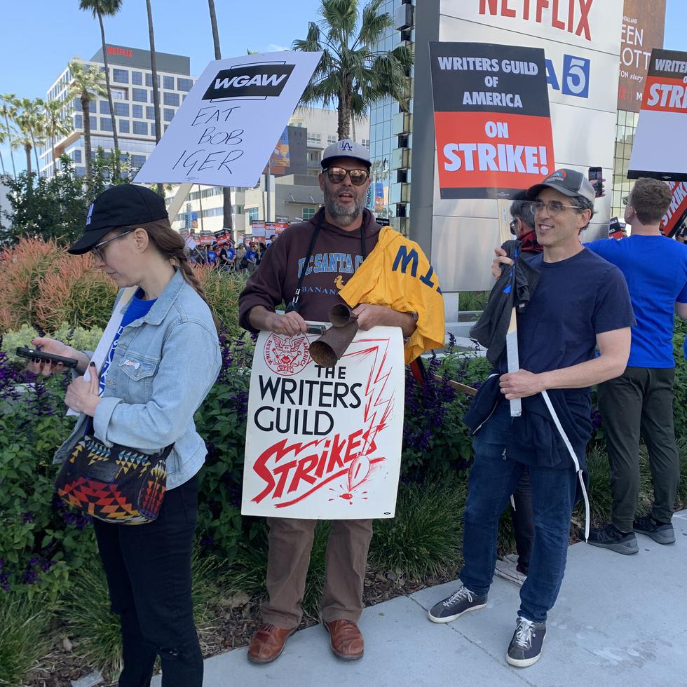 Escritores y miembros del Sindicato de Guionistas de Estados Unidos se manifiestan contra sus precarias condiciones laborales, en Los Ángeles, California (EE.UU). Foto de archivo. EFE/ Mónica Rubalcava
