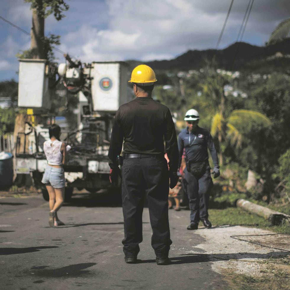 La medida vetada por el gobernador autorizaba a los municipios a realizar labores de mantenimiento preventivo y reparación en el sistema de transmisión y distribución de energía con empleados municipales o empresas privadas.
