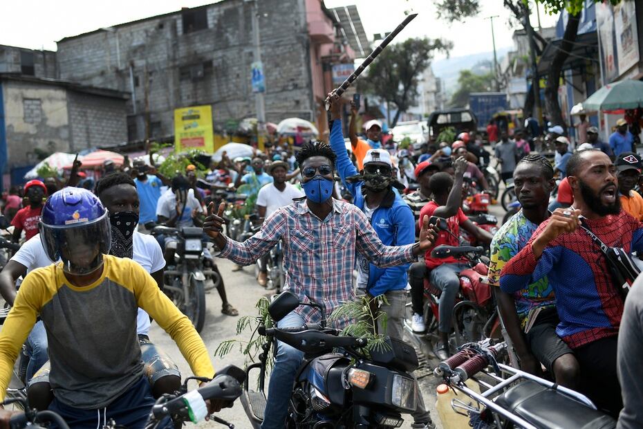 Un grupo de motociclistas realizó una protesta frente a la residencia del primer ministro interino de Haití, Ariel Henry, en busca de que se solucione el problema con los abastos de combustible.