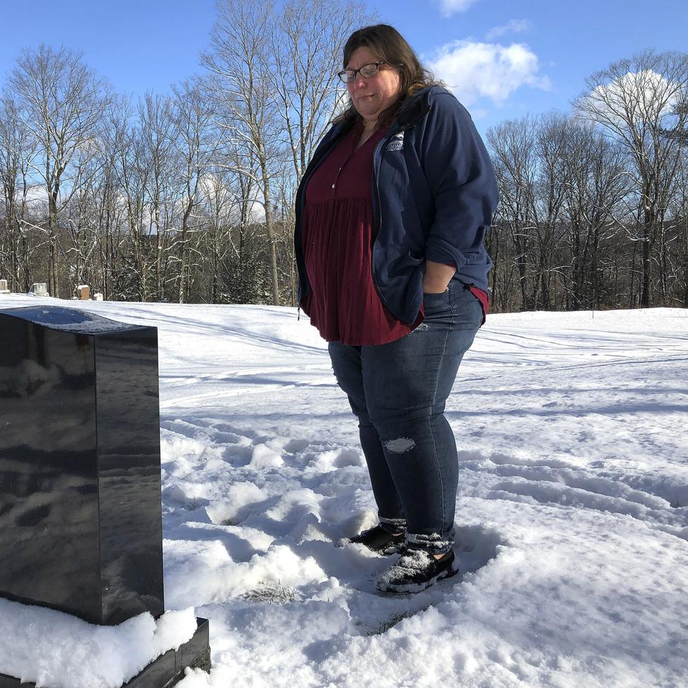 Deb Walker visita la tumba de su hija Brooke Goodwin, quien murió por una sobredosis de drogas.