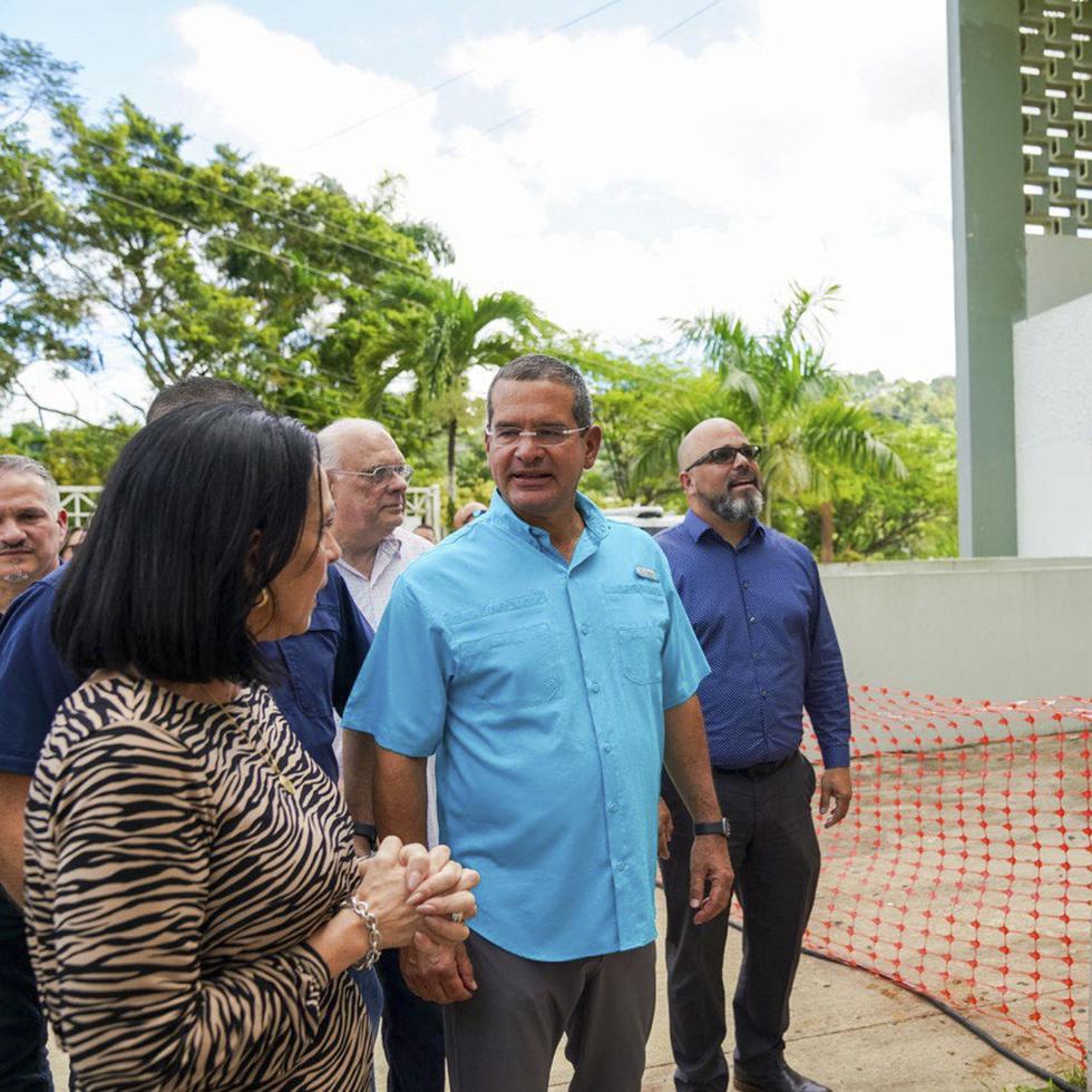 El gobernador Pedro Pierluisi a su llegada a la escuela Francisco Morales de Naranjito, uno de los planteles beneficiados con el proyecto.