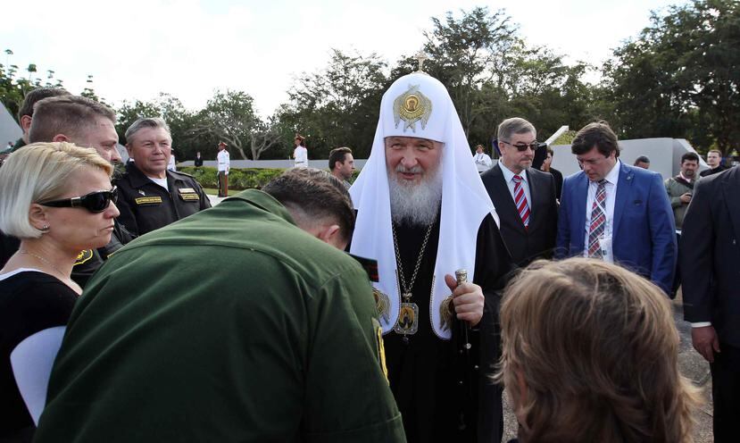 El patriarca Kiril de Rusia (al centro) visitó hoy el Monumento al Soldado Internacionalista Soviético, en La Habana, Cuba. (EFE)