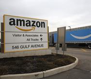 Un camión de Amazon Prime pasa frente a un letrero afuera de un centro logístico de Amazon, en Staten Island, Nueva York.