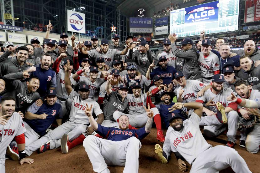 Los Medias Rojas de Boston posan para una fotografía luego de ganar la Serie de Campeonato de la Liga Americana contra los Astros de Houston, el jueves 18 de octubre de 2018, en Houston. (AP/David J. Phillip)