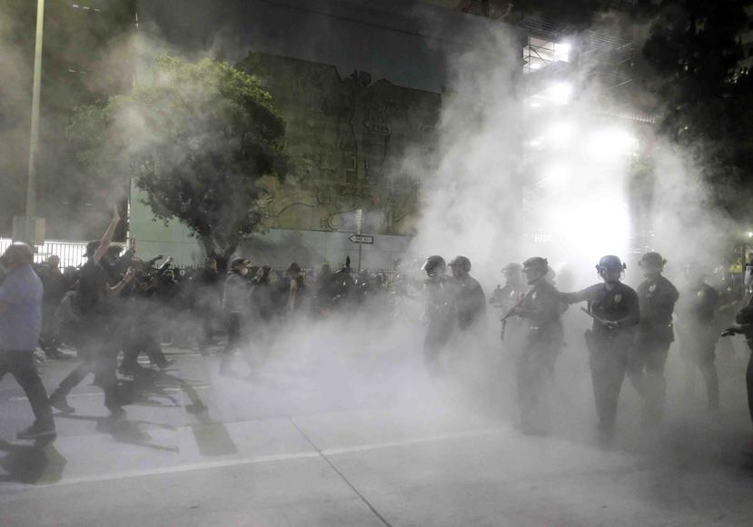 Oficiales de policía disparan balas de goma durante una protesta por la muerte de George Floyd en el área de Los Ángeles. (AP)
