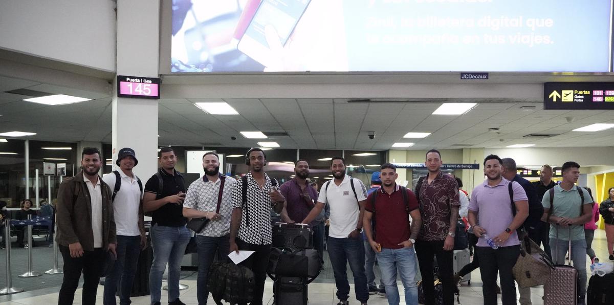 Parte del equipo de los Indios en la escala de Panamá rumbo a Venezuela.
