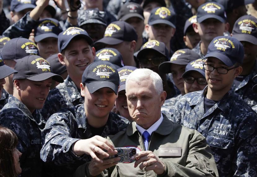 Pence intenta tirarse un selfie con un soldado estadounidense. (AP)