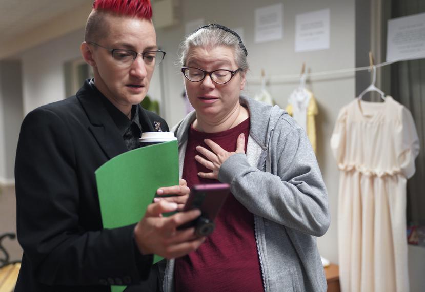 Mary Byler (izq), quien se crió en una comunidad amish, y Hope Anne Dueck, una menonita, observan un video de una muestra de prendas recatadas que lucían víctimas de abusos sexuales de esas comunidades.