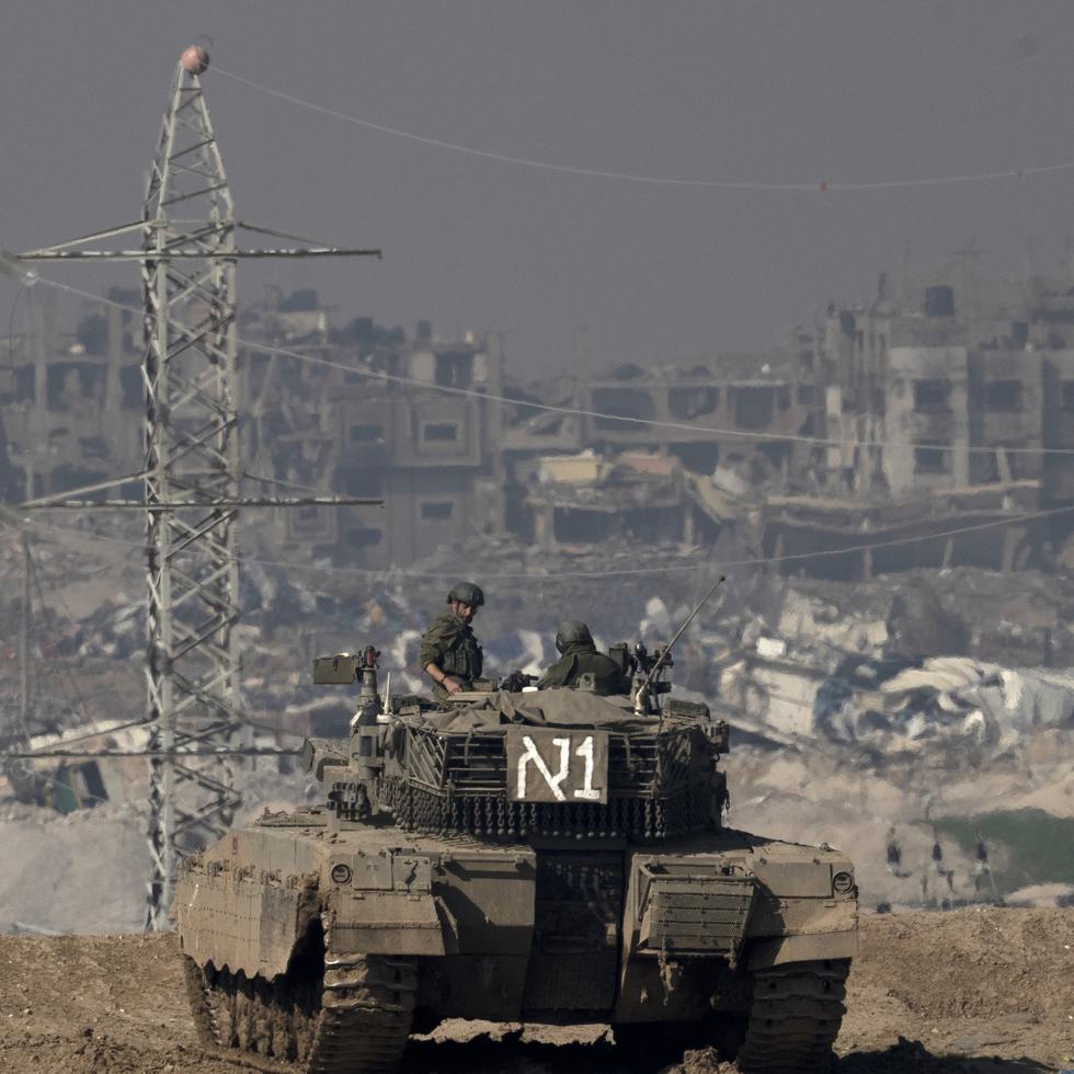 Soldados israelíes observan la Franja de Gaza desde un tanque, vistos desde el Sur de Israel.