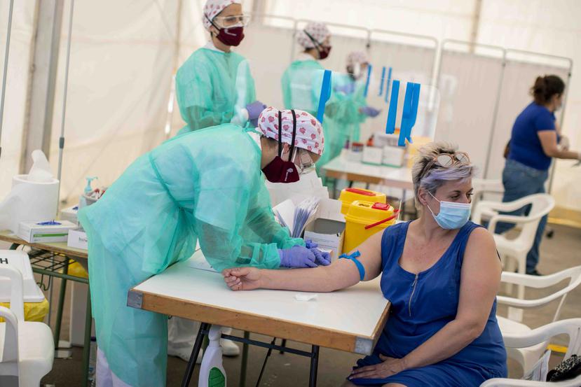 Una mujer se realiza una prueba de COVID-19 en Ardoz, España