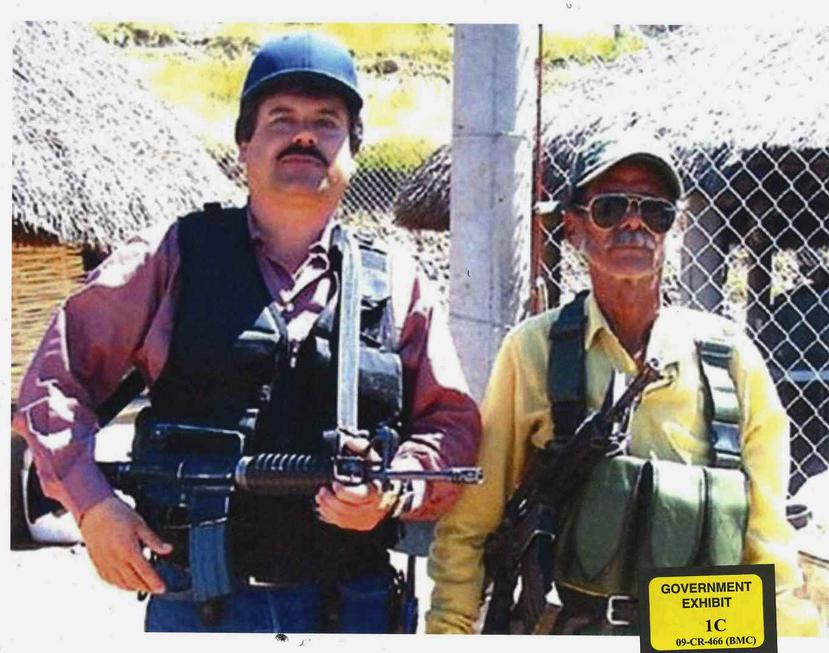 Joaquín "El Chapo" Guzmán (izq.) posa junto a un hombre sin identificar en una fotografía presentada por la fiscalía federal. (AP)