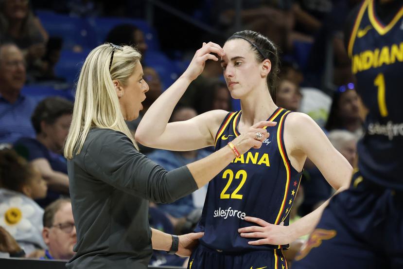 La dirigente del Indiana Fever, Christine Sides, le imparte instrucciones a la primera selección del 'draft' de la WNBA, Caitlin Clark (22), durante el primer partido de pretemporada celebrado el pasado viernes en Dallas.