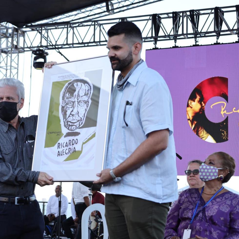 El director del Instituto de Cultura Puertorriqueña, Carlos Ruiz Cortés, entregó esta tarde la placa conmemorativa al hijo de don Ricardo Alegría, a quien se le dedica la décima edición de La Campechada.