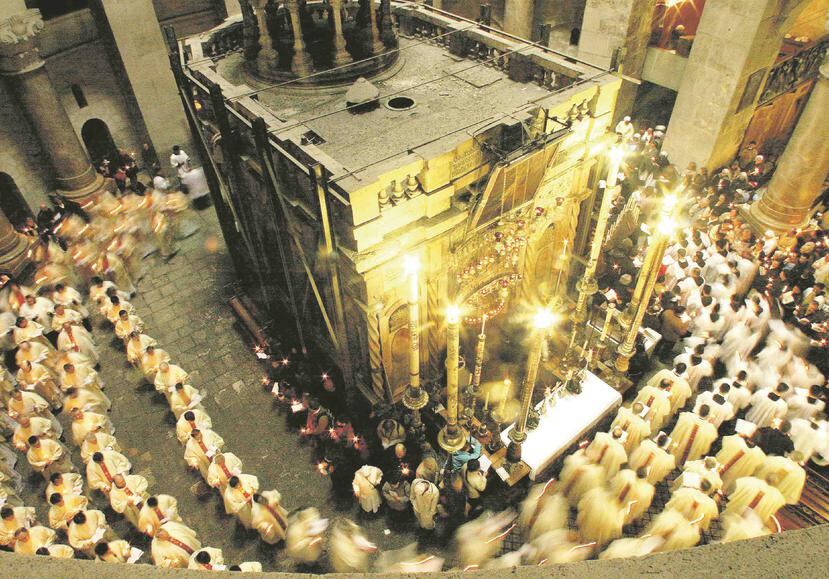 Sacerdotes con velas, caminan en círculo alrededor de la Tumba de Jesucristo en la Básilica del Santo Sepulcro en Jerusalén. (EFE)