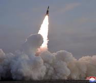 Esta foto, proporcionada por el gobierno de Corea del Norte, muestra lo que dice ser un lanzamiento de prueba de un misil táctico guiado.