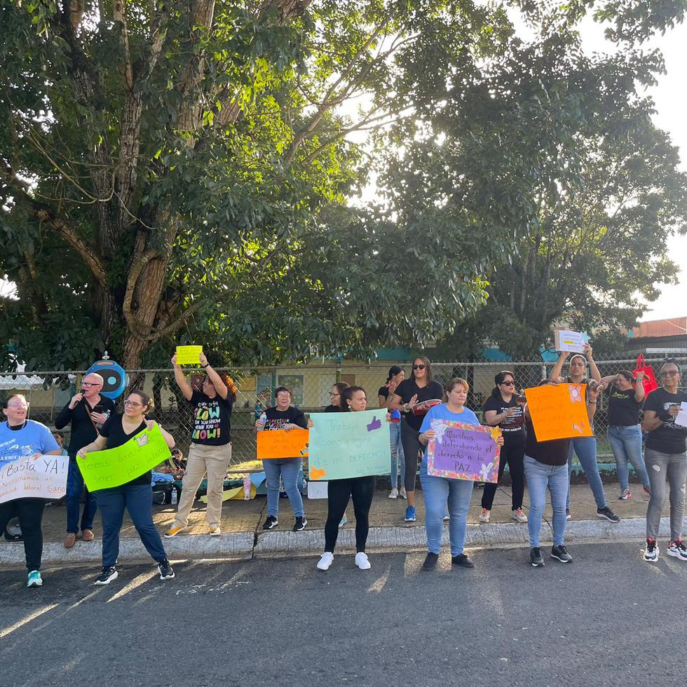 Miembros de la comunidad escolar se manifestaron frente al plantel contra la directora Marilia Padua Malavé, para denunciar que no permitía a los estudiantes pasar tiempo en el patio, inclusive en la hora de almuerzo.