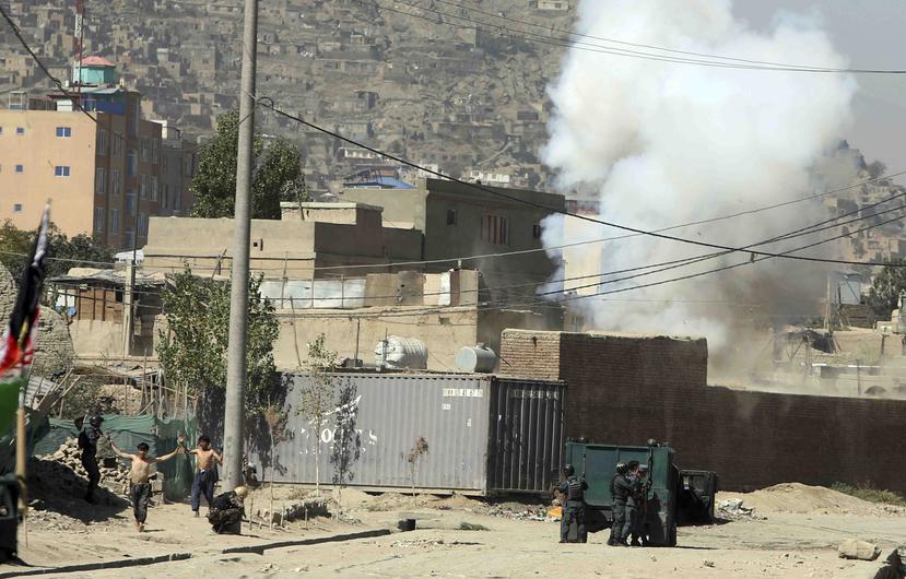 El humo se levanta durante una intervención realizada en Kabul, Afganistán. (AP)