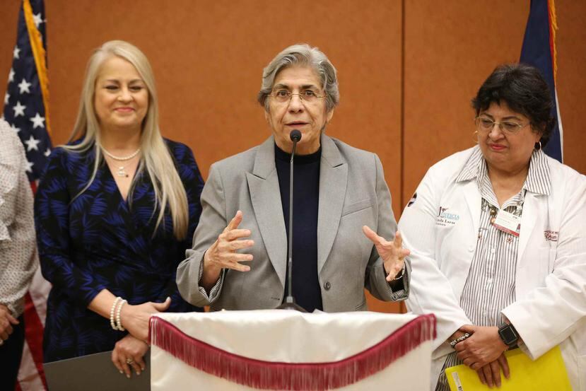La secretaria de Justicia, Wanda Vázquez, la doctora Yocasta Brugal y la doctora Linda Laras.