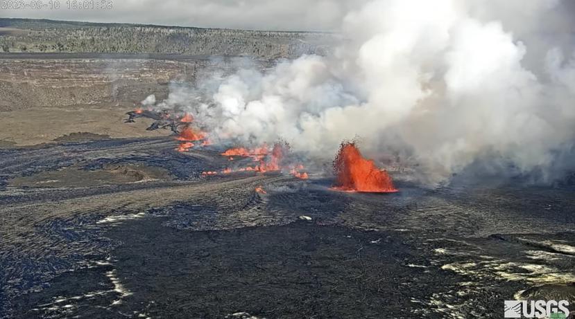 En esta imagen tomada por una webcam proporcionada por el Servicio Geológico de Estados Unidos, el Kilauea, uno de los volcanes más activos en el mundo, entra en erupción en Hawai, el domingo 10 de septiembre de 2023.