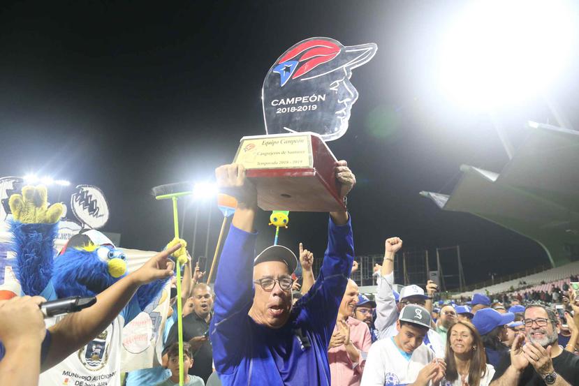 Justo Moreno, propietario de los Cangrejeros, levanta el trofeo de campeonato de la liga.