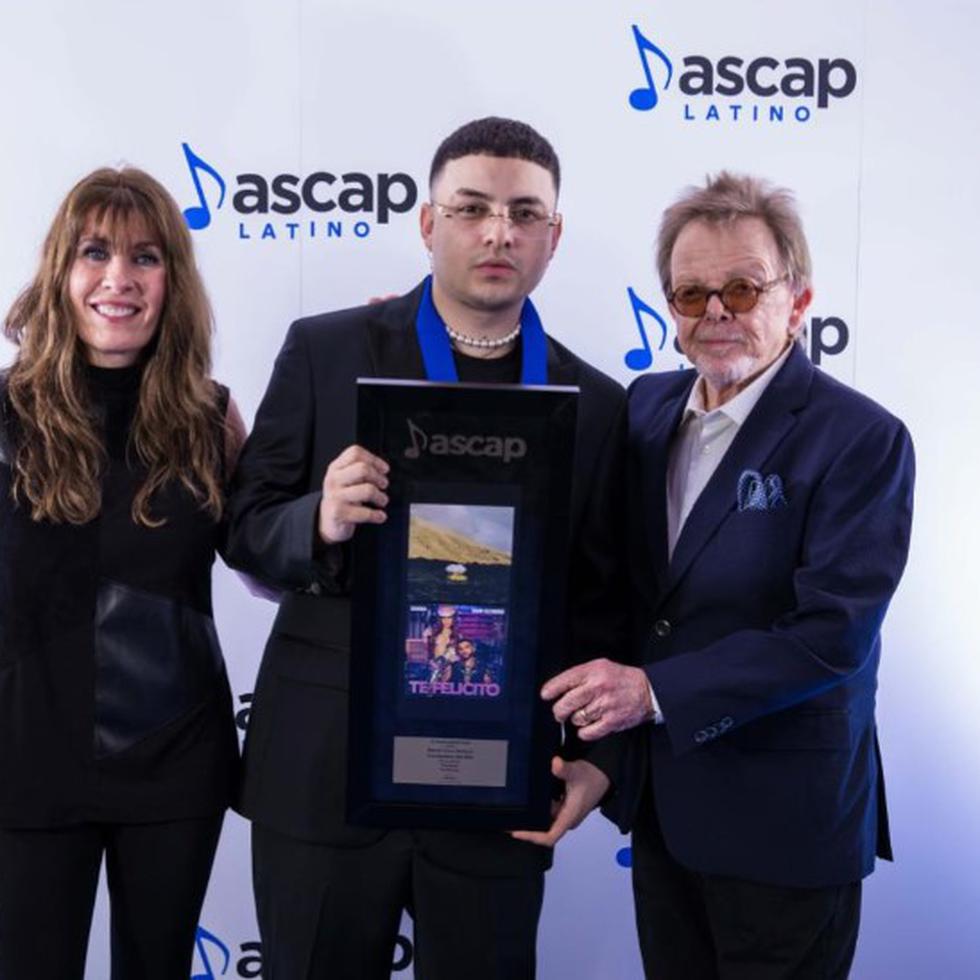 Gabriela Gonzalez, Sr VP de Membresía Latina y Asuntos Internacionales de ASCAP; Keityn, galardonado como Compositor del Año; y Paul Williams, presidente de ASCAP.