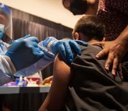 Un menor recibe la vacunación contra el COVID-19.
