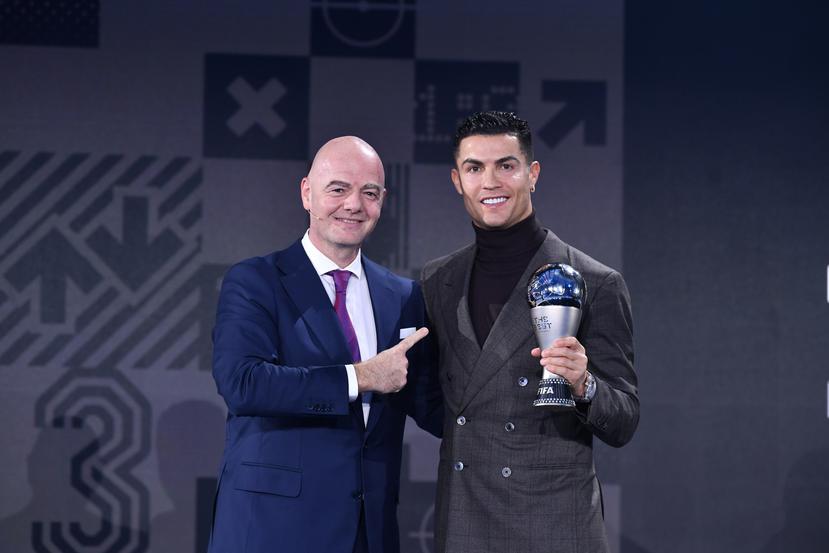 El presidente de la FIFA, Gianni Infantino (a la izquierda), acompañado de Cristiano Ronaldo, se reunió con jugadores para conversar sobre varios temas.