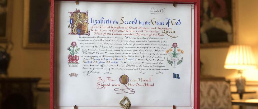 El documento, iluminado en papel vitela, presenta a la izquierda un diseño del texto que incorpora un dragón rojo, el símbolo de Gales. (Foto: AP)