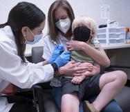 Un niñito recibe una vacuna contra el coronavirus en Lexington, Carolina del Sur.