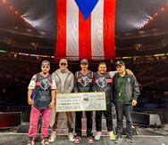 Wisin y Yandel junto al productor de espectáculos Paco López, Andy Martínez, manejador de Yandel; y Chris Duke, manejador de Wisin.