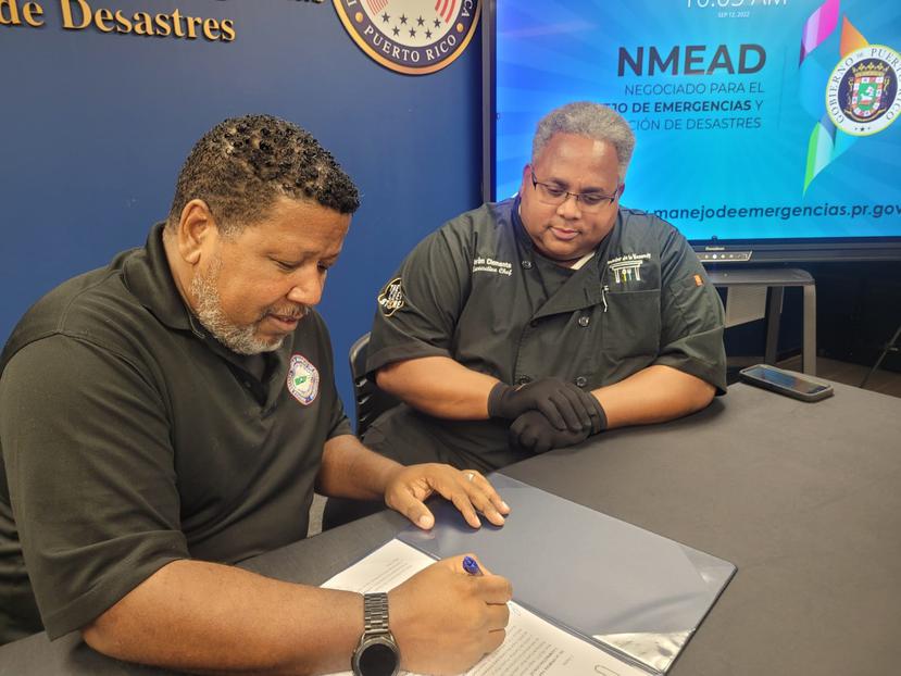 El comisionado del NMEAD, Nino Correa Filomeno, y el chef Iván Clemente, del Comedor de la Kennedy, durante la firma del acuerdo.